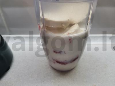 Braškių, bananų ir ledų kokteilis Žingsnis 2