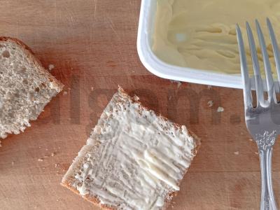 Šventiniai sumuštiniai su šprotų, agurkais ir citrina Žingsnis 2