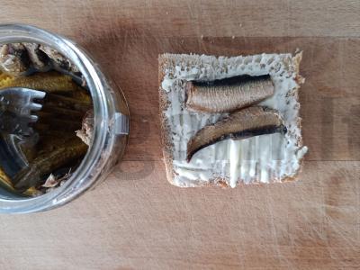 Šventiniai sumuštiniai su šprotų, agurkais ir citrina Žingsnis 3