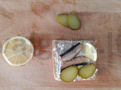 Šventiniai sumuštiniai su šprotų, agurkais ir citrina Žingsnis 5