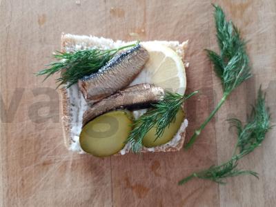 Šventiniai sumuštiniai su šprotų, agurkais ir citrina Žingsnis 6