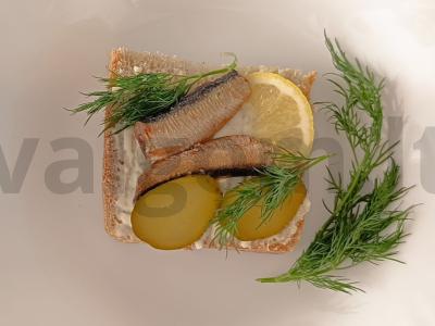 Šventiniai sumuštiniai su šprotų, agurkais ir citrina pagrindine nuotrauka