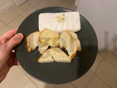 Keptas kamamberas su žolelėmis ir skrudinta duona pagrindine nuotrauka