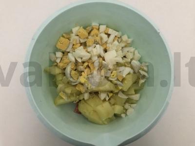 Greitas ir sotus salotas iš putpelių kiaušinių su dešra ir Žingsnis 2