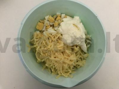 Greitas ir sotus salotas iš putpelių kiaušinių su dešra ir Žingsnis 3