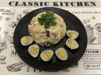 Greitas ir sotus salotas iš putpelių kiaušinių su dešra ir pagrindine nuotrauka