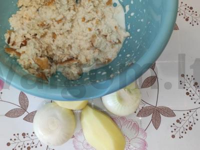 Sultingi kotletai iš mėsos faršo su bulvėmis ir baltu duona Žingsnis 1