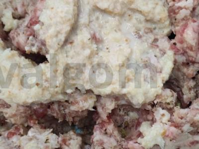 Sultingi kotletai iš mėsos faršo su bulvėmis ir baltu duona Žingsnis 3