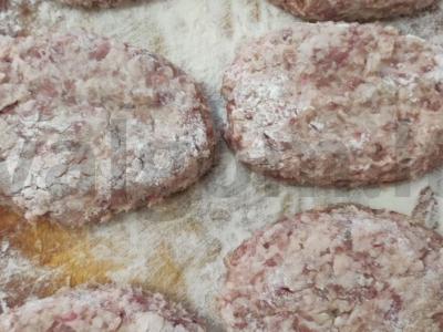 Sultingi kotletai iš mėsos faršo su bulvėmis ir baltu duona Žingsnis 4