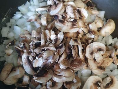 Mėsos lizdai su pievagrybiais, sūriu ir žolelėmis Žingsnis 2