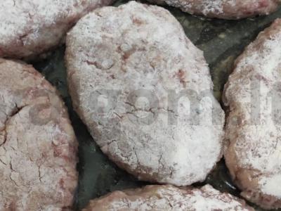 Sultingi kotletai iš mėsos faršo su bulvėmis ir baltu duona Žingsnis 5