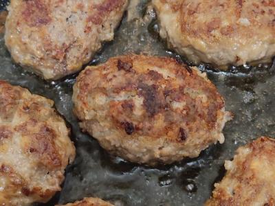 Sultingi kotletai iš mėsos faršo su bulvėmis ir baltu duona pagrindine nuotrauka