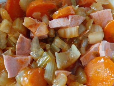 Troškintas salieras su daržovėmis ir kumpiu pagrindine nuotrauka