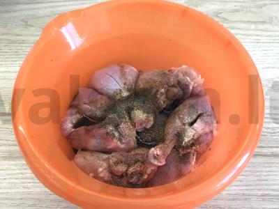 Vištienos blauzdelės, keptos su bulvėmis orkaitėje Žingsnis 1