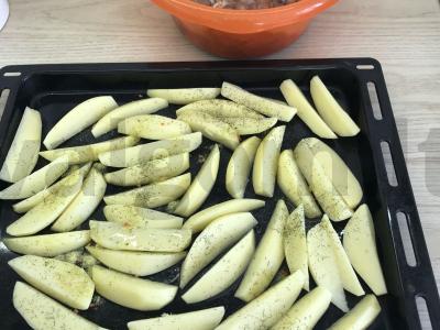 Vištienos blauzdelės, keptos su bulvėmis orkaitėje Žingsnis 2