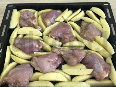 Vištienos blauzdelės, keptos su bulvėmis orkaitėje Žingsnis 3