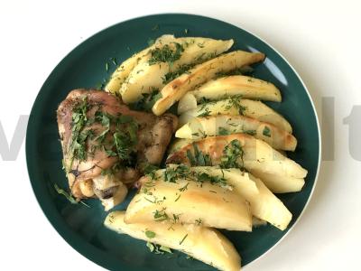 Vištienos blauzdelės, keptos su bulvėmis orkaitėje pagrindine nuotrauka