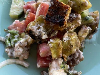 Salotas su traškiais baklažanais pagrindine nuotrauka