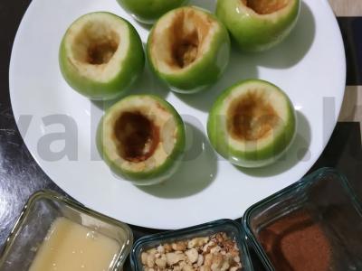 Obuoliai, kepti su medumi, riešutais ir cinamonu Žingsnis 1