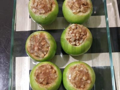 Obuoliai, kepti su medumi, riešutais ir cinamonu Žingsnis 4