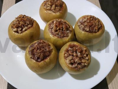 Obuoliai, kepti su medumi, riešutais ir cinamonu pagrindine nuotrauka