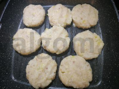 Namų žuvies kotletai su avižiniais dribsniais Žingsnis 2