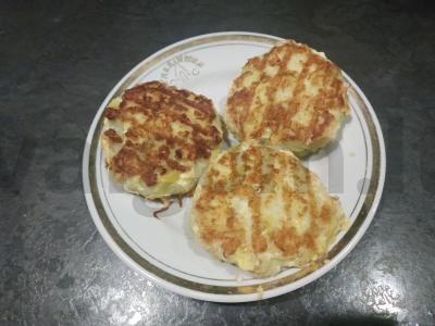 Namų žuvies kotletai su avižiniais dribsniais pagrindine nuotrauka