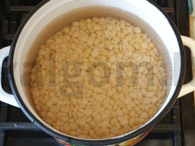 Vegetariškas žirnių sriubos tyrė su skrudinta duona Žingsnis 1