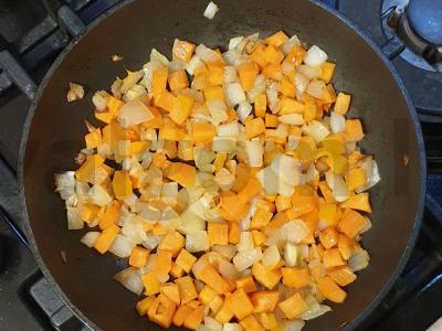 Vegetariškas žirnių sriubos tyrė su skrudinta duona Žingsnis 2