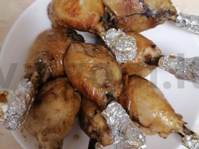 Vištienos blauzdelės medaus padaže pagrindine nuotrauka