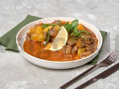 Daržovių troškinys su vištienos subproduktais pagrindine nuotrauka