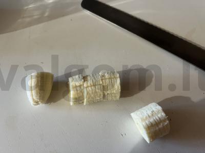 Pieno kokteilis su bananais ir vyšnių sultimis Žingsnis 1