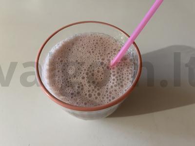 Pieno kokteilis su bananais ir vyšnių sultimis pagrindine nuotrauka