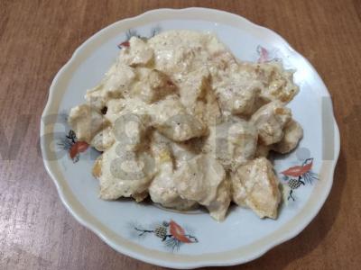 Švelni vištiena grietinės-pieno padaže pagrindine nuotrauka