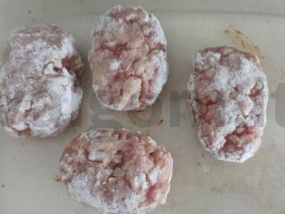 Sultingi kiaulienos kotletai su prieskoniais Žingsnis 7