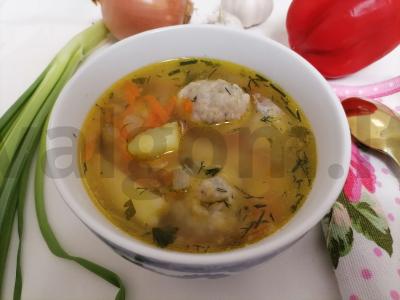 Namų stiliaus sriuba su meatballs pagrindine nuotrauka