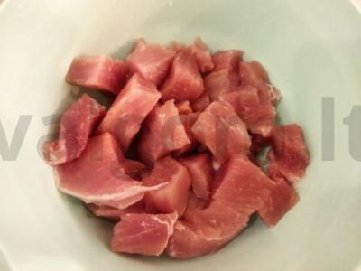 Kepta kiauliena su pomidorais ir džiovintomis abrikosais Žingsnis 1