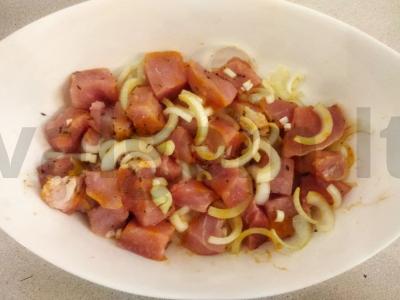 Kepta kiauliena su pomidorais ir džiovintomis abrikosais Žingsnis 2