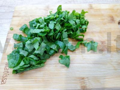 Pavasarinis vitaminų salotas su špinatais ir ridikėliais Žingsnis 1