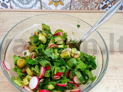 Pavasarinis vitaminų salotas su špinatais ir ridikėliais pagrindine nuotrauka