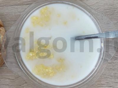 Kukurūzų košė su kokosų pienu pagrindine nuotrauka