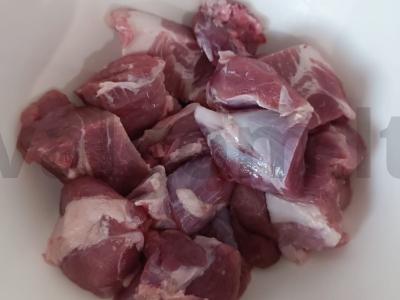 Šašlykas iš kiaulienos kaklo su svogūnais ir prieskoniais Žingsnis 1