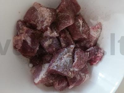 Šašlykas iš kiaulienos kaklo su svogūnais ir prieskoniais Žingsnis 2