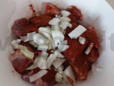 Šašlykas iš kiaulienos kaklo su svogūnais ir prieskoniais Žingsnis 4