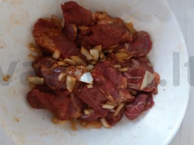 Šašlykas iš kiaulienos kaklo su svogūnais ir prieskoniais Žingsnis 5