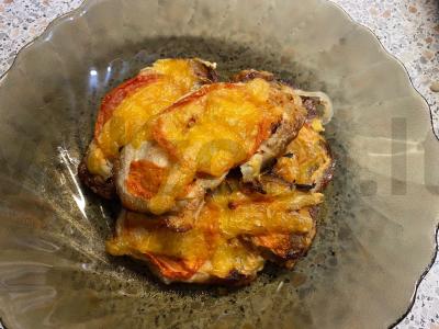 Kepti kiaulienos šonkauliai su daržovėmis ir sūriu pagrindine nuotrauka