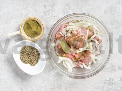 Kiaulienos šašlykas, paruoštas oro grilyje Žingsnis 1