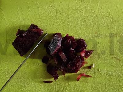 Bulvių salotas su žirneliais ir burokėliais Žingsnis 2