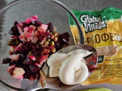 Bulvių salotas su žirneliais ir burokėliais Žingsnis 4