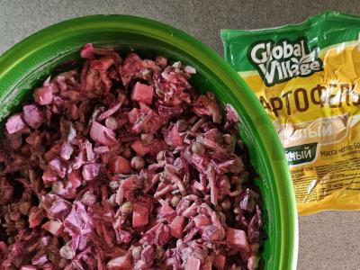 Bulvių salotas su žirneliais ir burokėliais pagrindine nuotrauka